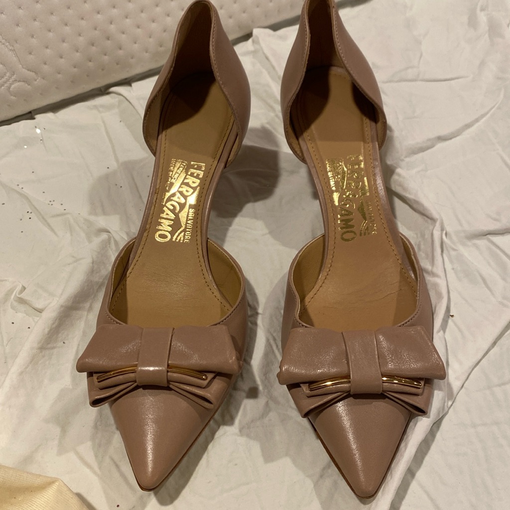 Salvatore Ferragamo Kitten Heels Taupe Leather Closed Toe Shoes 7.5